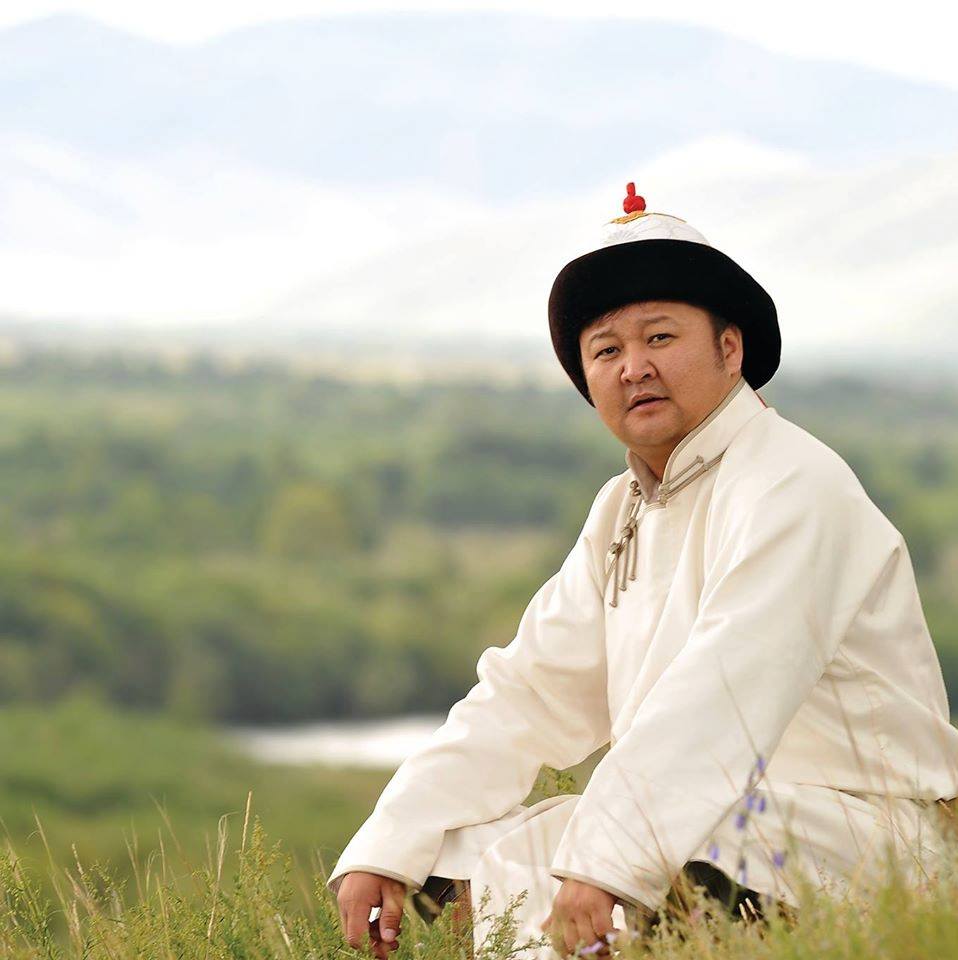 “Хун цагаан хайр”-ын дууч Л.БОЛДБААТАРЫН “Түмэндээ өргөх дуунууд”